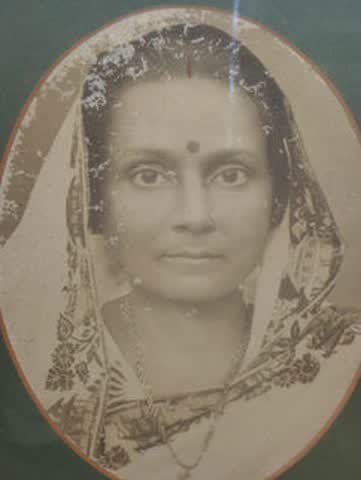 Śrīmatī Sarayu Bālā (Didi's mother)
